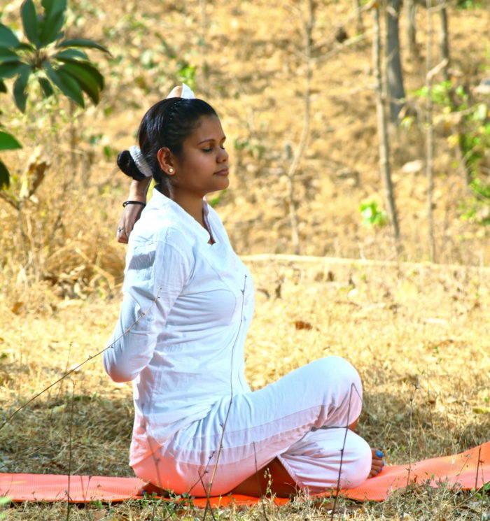 Pinky More, profesor de yoga, Indie
